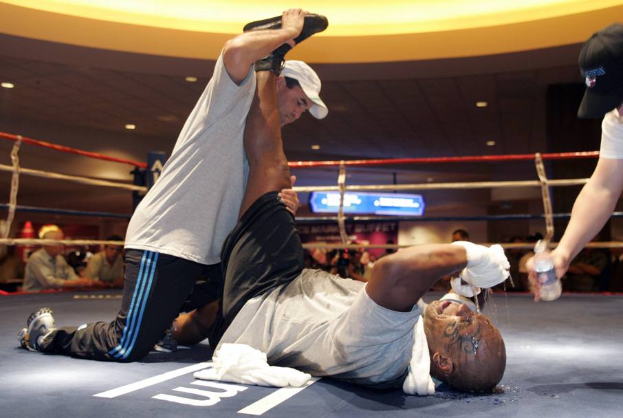 2006, sul ring con l&#39;allenatore Jeff Fenech (Reuters)